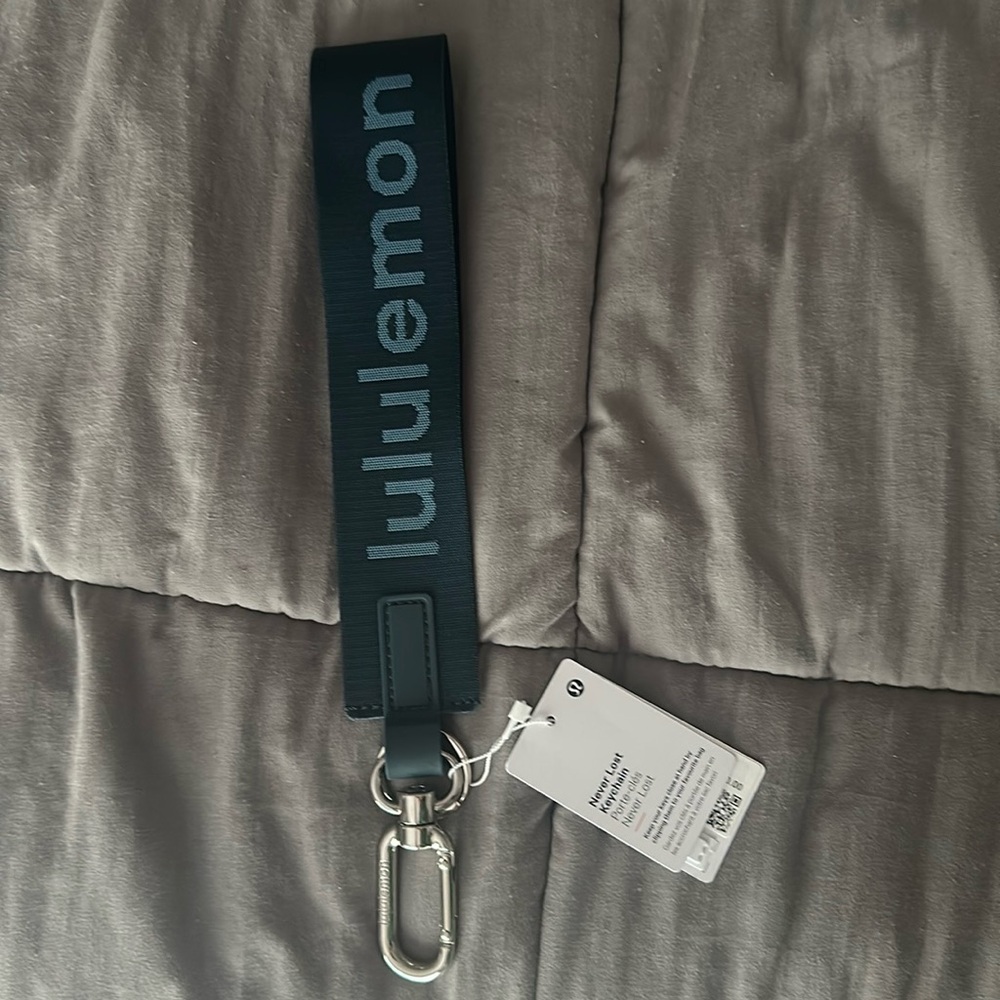 LULULEMON never lost keychain in navy